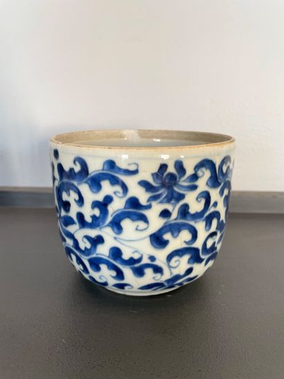 null Petit pot
En porcelaine de Chine blanc-bleu
A décor de motifs végétaux
H.9,5...