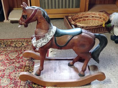 null Cheval à bascule En bois sculpté polychrome
H.68 cm - L.33 cm - P.72 cm
(En...