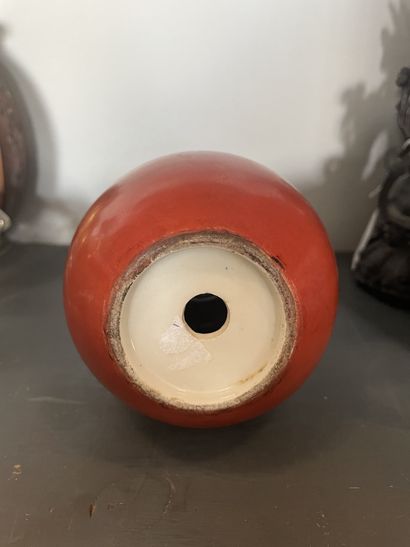 JAPON Vase en forme de double gourde En céramique à glaçure rouge
H.22 cm
(Percé...