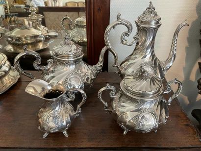 null Tea and coffee service
In silver 950°/°° including:
A coffee pot, a teapot,...