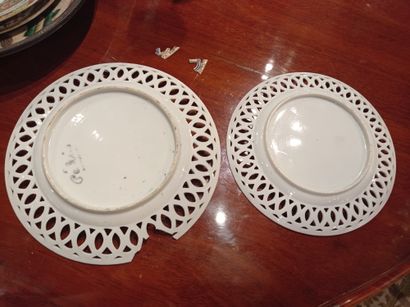 CHINE - Canton, vers 1900 
Deux coupes ajourées en porcelaine polychrome, deux assiettes...