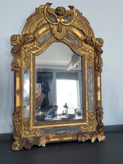  Deux miroirs en bois doré et sculpté Dans...