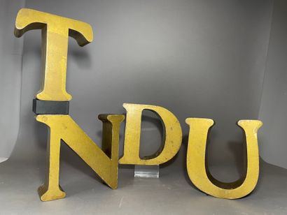  Ensemble de 4 lettres en tôle dorée D.U.N.T H.25 cm