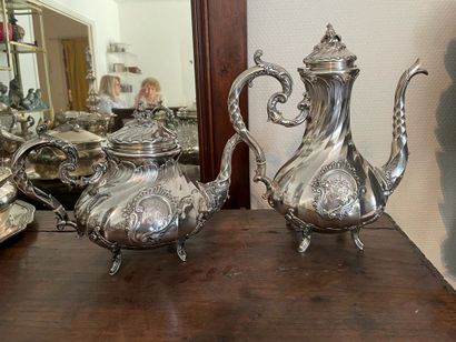 null Tea and coffee service
In silver 950°/°° including:
A coffee pot, a teapot,...