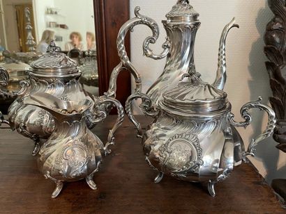 null Tea and coffee service
In silver 950°/°° including:
A coffee pot, a teapot,...