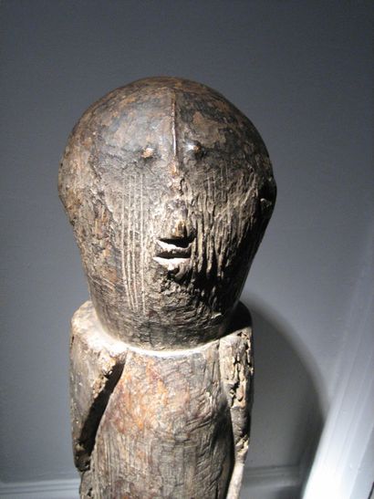 null Grande statue Tchamba (?)
En bois à patine noire
Nord du Togo
H.100 cm