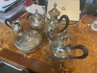 null 
Lot of silverware including :

A tea and coffee set with 4 pieces decorated...
