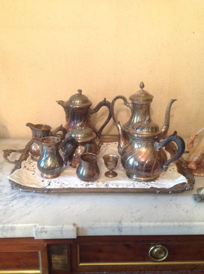 null Lot of silver plated metal including
Tea and coffee set
We joined egg cup, candle...