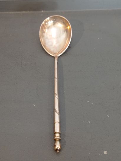 null Cuillère de service
En argent niellé russe
Prise baguette et pelon feuillagé
Moscou,...