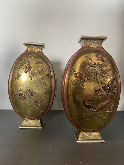 JAPON, XXème siècle Deux vases en bronze patiné et doré
A décor de volatiles et végétaux...