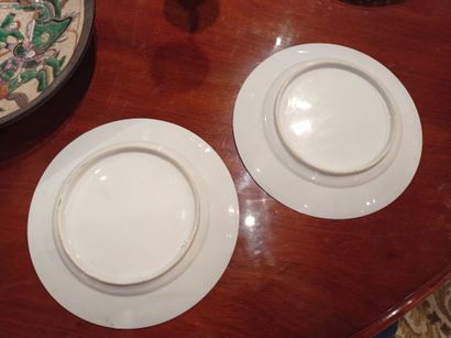 CHINE - Canton, vers 1900 
Deux coupes ajourées en porcelaine polychrome, deux assiettes...