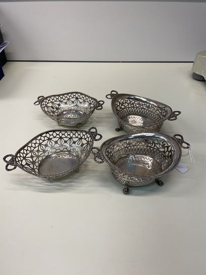null Dutch silver lot 835°/°° including
Two pairs of openwork baskets
Rising on claw...
