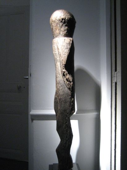 null Grande statue Tchamba (?)
En bois à patine noire
Nord du Togo
H.100 cm