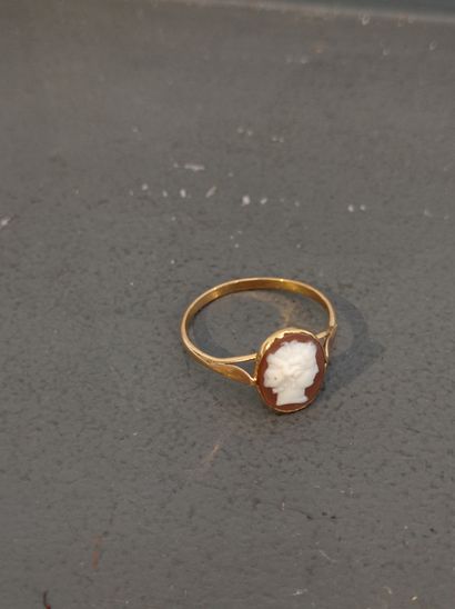 null Bague
En or 750°/°°
Ornée d'un camée agate deux couches d'un profil de femme...