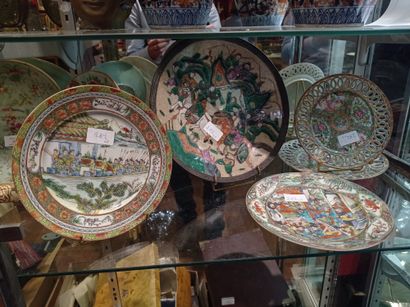 CHINE - Canton, vers 1900 
Two polychrome porcelain openwork bowls, two polychrome...