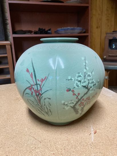 COREE, moderne Vase boule En porcelaine céladon craquelé
A décor en émaux vert, blanc...