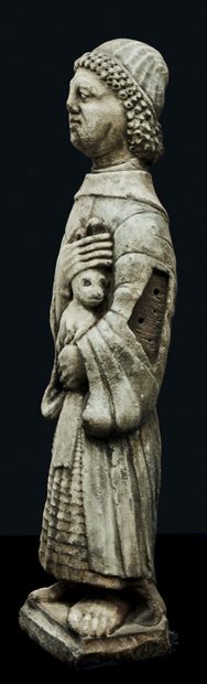  Saint Marcoul en marbre sculpté, dos ébauché. Le saint ermite est coiffé d'un bonnet...