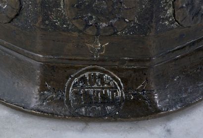  Mortier décaèdre en bronze muni de deux attaches latérales avec anneau mobile. Chaque...