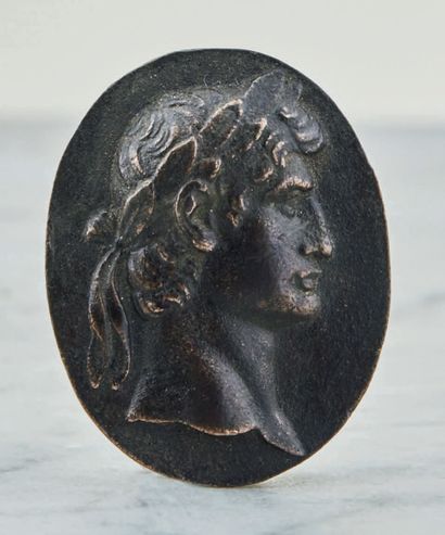  Plaquette ovale en bronze à patine noire représentant le profil droit d'Auguste,...