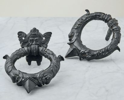 null Paire de heurtoirs en bronze en forme d'anneau à décor de dauphins au corps...