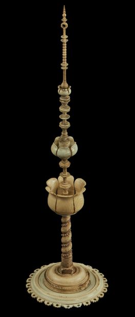 null 
Masterpiece in turned, carved and openwork ivory. Stem with three corollas...