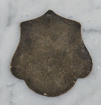  Plaquette polylobée pour un pommeau d'épée en bronze à patine naturelle représentant...
