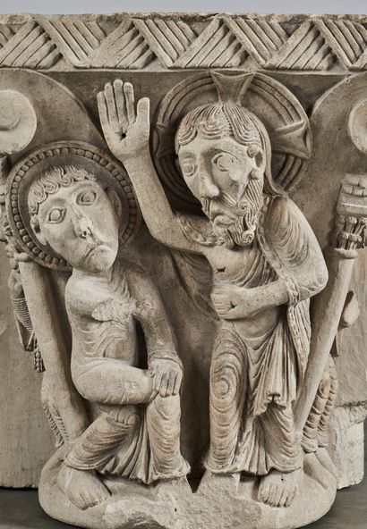  Important chapiteau d'applique en pierre calcaire sculptée en fort relief figurant...