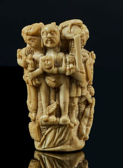 null 
Important pommeau en ivoire marin sculpté en ronde-bosse représentant sept...