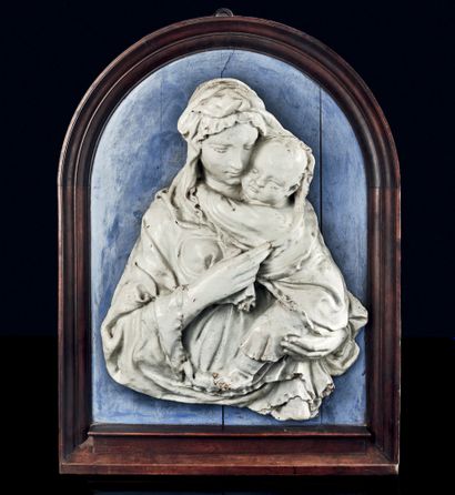  Vierge à l'Enfant en terre cuite émaillée blanc en fort relief. La Vierge en buste...