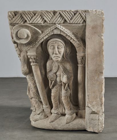  Important chapiteau d'applique en pierre calcaire sculptée en fort relief figurant...