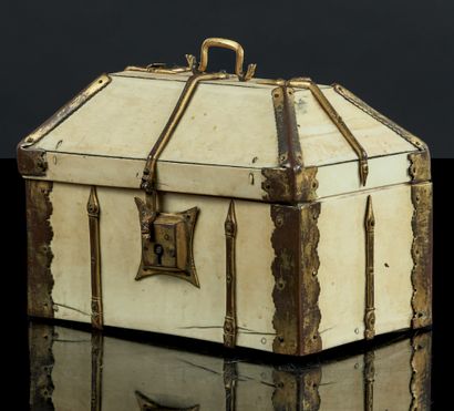 null 
Ivory box with a flanged lid. Lancet-shaped hinges, top handle with snake-shaped...