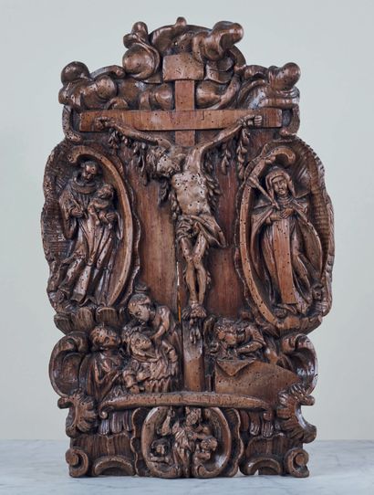 null Panneau en bois de résineux sculpté en fort relief de la Crucifixion entre saint...
