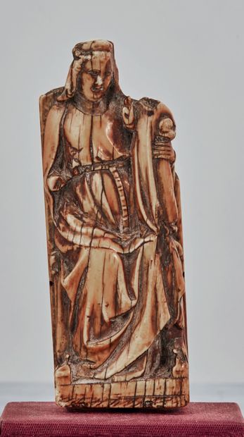  Vierge à l'Enfant en ivoire sculpté en applique, partie centrale d'un triptyque....