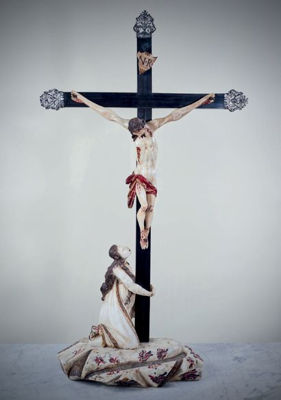 null Grande Crucifixion avec Marie-Madeleine en albâtre sculpté avec rehauts de polychromie...