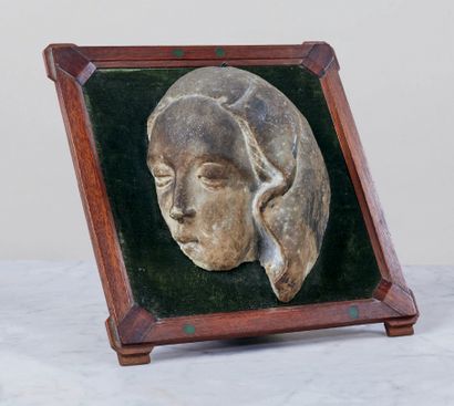  Fragment d'une tête de femme en marbre sculpté. Visage aux traits réguliers avec...