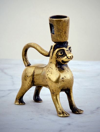  Rare petit chandelier en laiton en forme de lion à la queue revenant sur le dos...