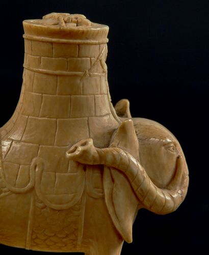 null 
Rare suite de quatre pièces d'un même jeu d'échecs en ivoire finement sculpté...