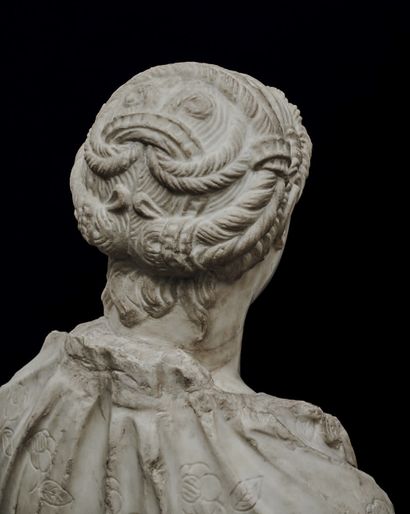 null Important buste de femme en marbre sculpté en ronde-bosse. Dans une attitude...