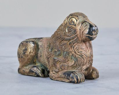  Petit lion couché en bronze ciselé et doré, support de châsse, de reliquaire ou...