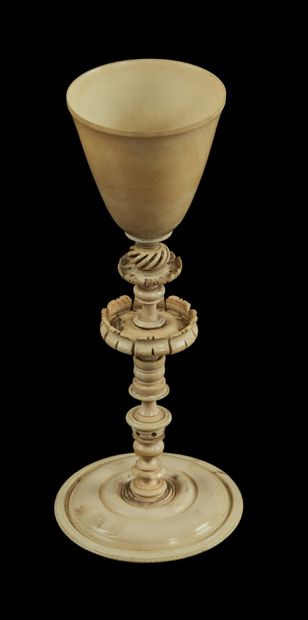 null 
Cup on foot in turned and openwork ivory. Truncated cone bowl, baluster shaft,...