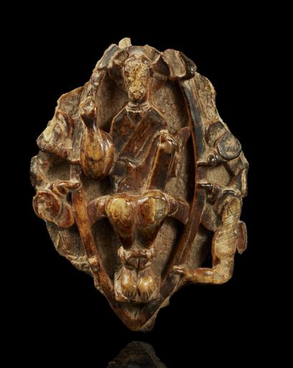  Rare fragment de plaque en ivoire marin sculpté profondément et en fort relief représentant...