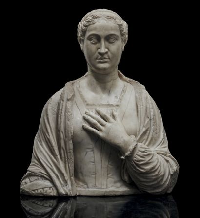 null Important buste de femme en marbre sculpté en ronde-bosse. Dans une attitude...