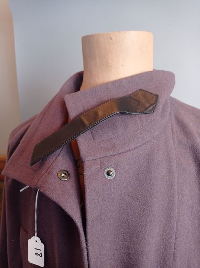 PIERRE CARDIN Manteau en laine violine, bouton et patte en cuir
Taille 40