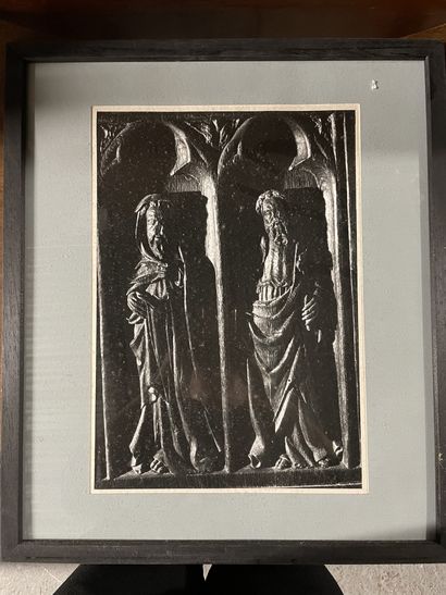 null Quatre photographies en noir et blanc
Deux bas-relief en bois sculpté ; buste...