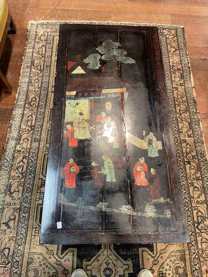 CHINE Table basse en bois laqué à décor de scène de palais (Accidents)
39 x 110 x...