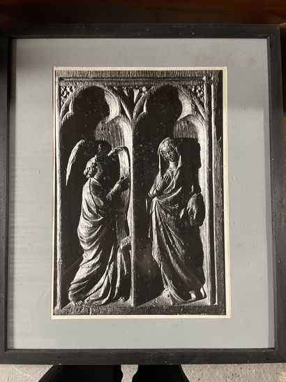 null Quatre photographies en noir et blanc
Deux bas-relief en bois sculpté ; buste...