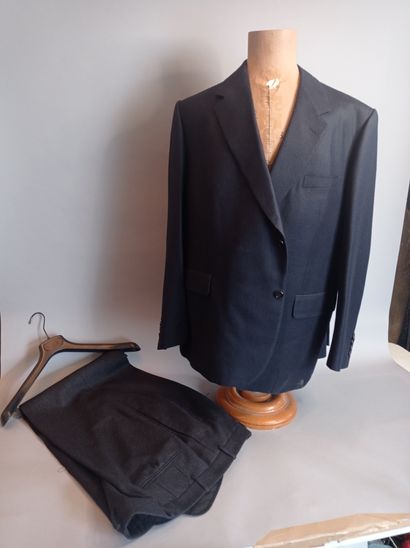 CHRISTIAN DIOR 
Lot de 5 costumes homme trois pièces 

On joint une veste et un pantalon 

Taille...