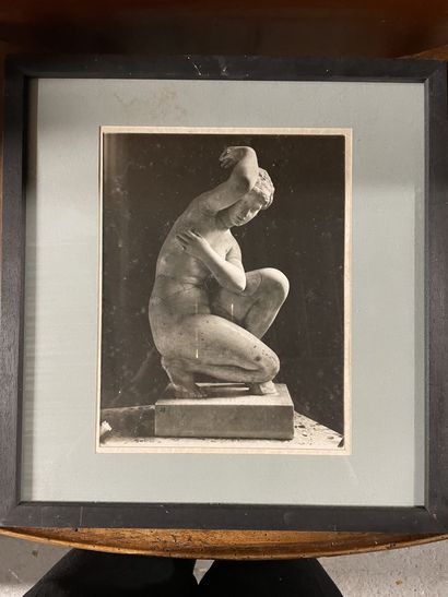 null Trois photographies en noir et blanc
La Vénus du Louvre ; Nef d'église ; Mont...
