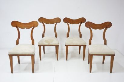 Dans le goût de JEAN-CHARLES MOREUX (1889-1965) 
Suite de quatre chaises en chêne...