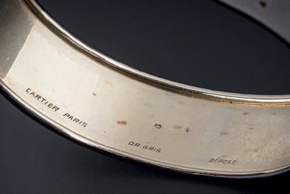 CARTIER Paris Bracelet bandeau ouvrant en or gris laqué noir 750°/°° rehaussé d'une...